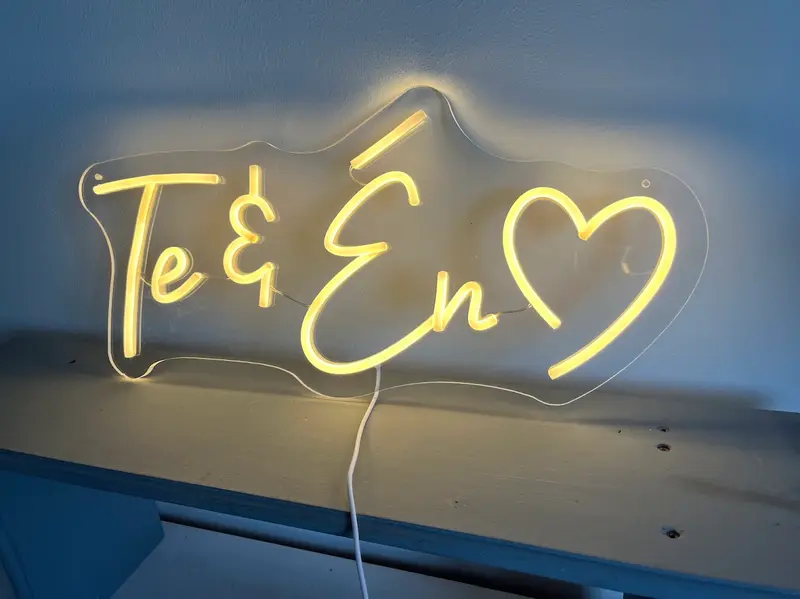 Te & Én bérelhető led neon felirat